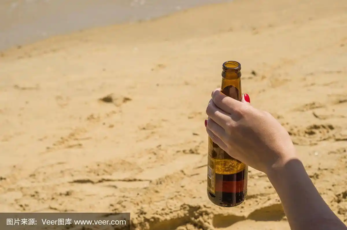 手里拿着啤酒瓶的女人
