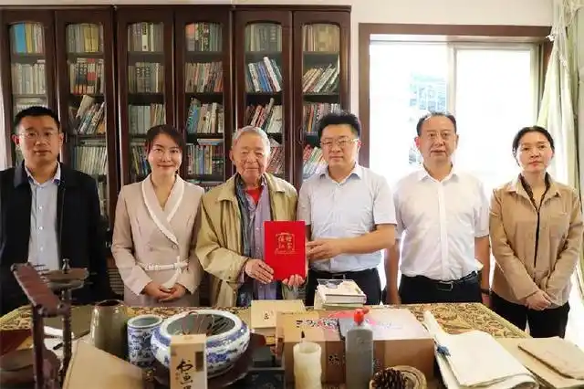 杨超同志珍贵档案捐赠活动在成都举行,省委统战部原常务副部长,四川省