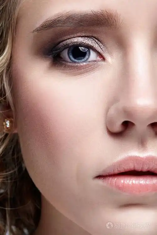 人类女性脸的特写镜头. 眼睛里带着悲伤表情的女人.