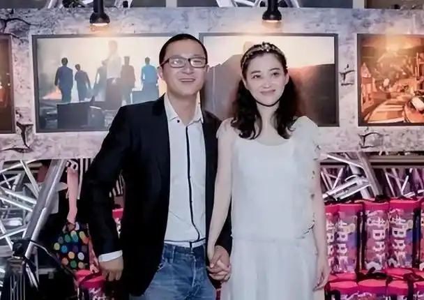 曾剑:娶二婚演员妻子梅婷,婚后生一儿一女,一家四口幸福甜蜜