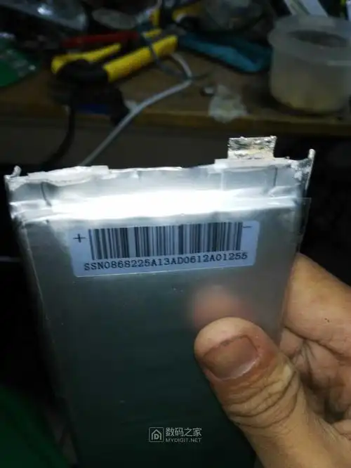 超威48v12ah锰锂聚合物电池漏液了扒开才发现居然满电的