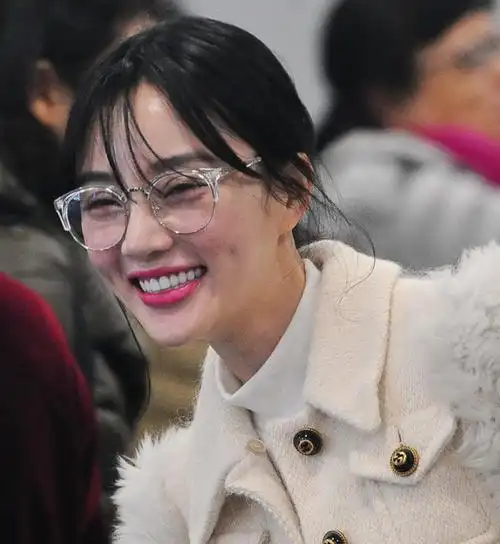 李小璐随父母离京 心情很好开怀大笑