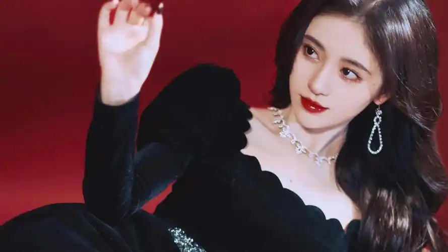 气质非凡鞠婧祎黑色丝绒长裙性感迷人写真,高清壁纸图片,大陆明星