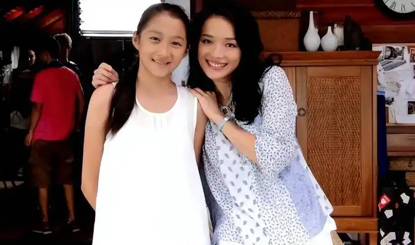 2014年,关晓彤又在《一仆二主》里演张嘉译的女儿"杨树苗".