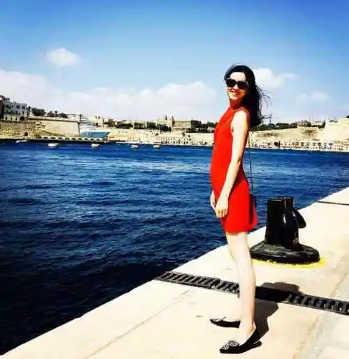 奶茶妹妹章泽天深v清纯露甜笑 网友:侧面有些小尴尬!