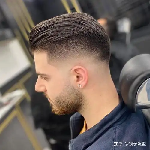 说到最有派头的男士发型,毫无疑问背头发型当仁不让,时尚自信气场强大