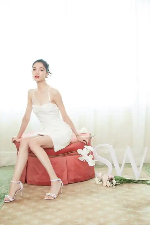 钟楚曦一抹红唇性感秀美脚,坦言穿(图3)