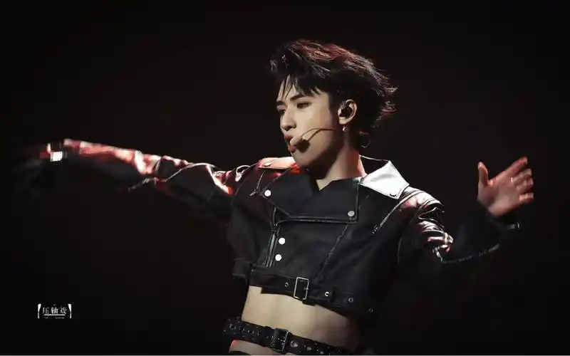 严浩翔solo澳门演唱会reaction〕点击看线下演唱会观影发疯现场