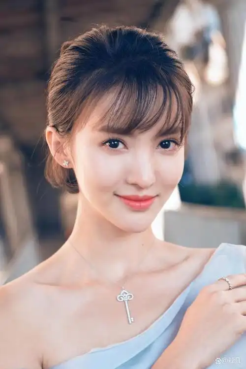 最近,金晨主演的《孤注一掷》顺利突破22亿!