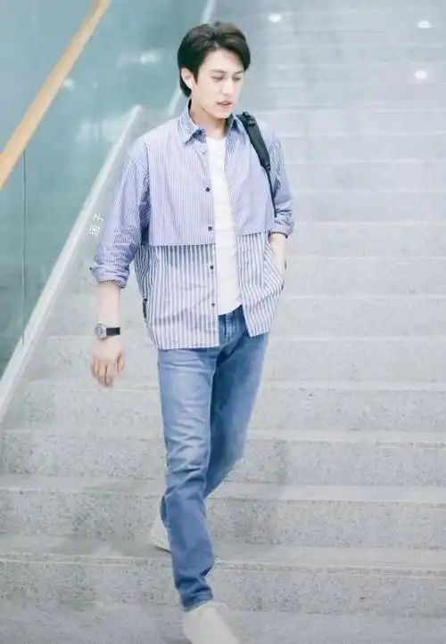 靳东老干部形象崩塌一身休闲装简单有质感走到哪都是焦点