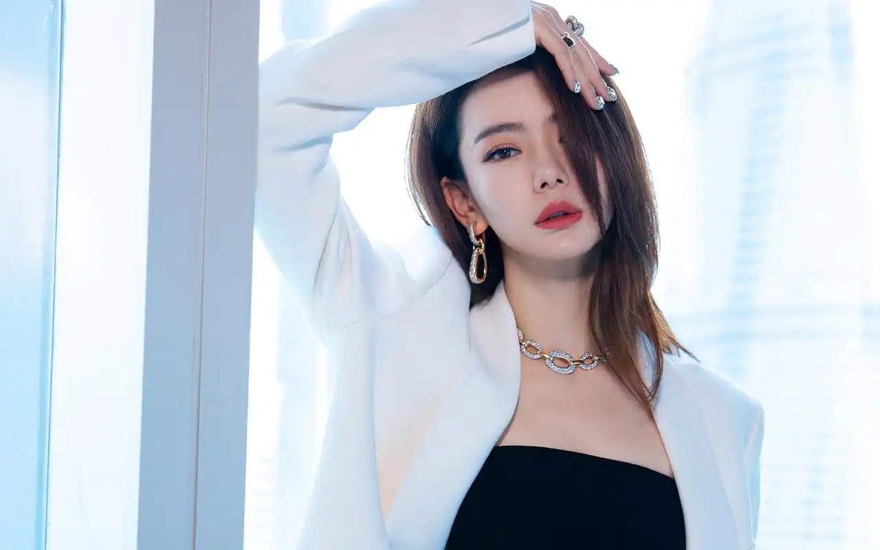 戚薇桌面壁纸 优雅知性 连衣裙写真