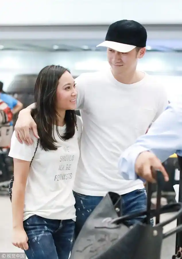 蒋劲夫发文承认家暴 9月机场同框照还在秀恩爱