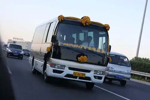 罗京灵车离开307医院驶向八宝山