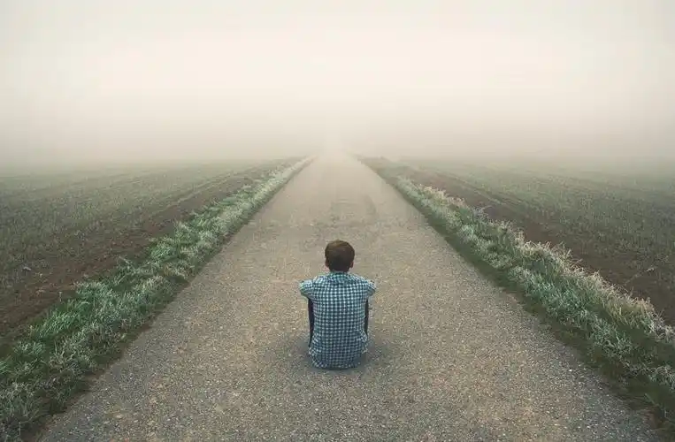 iphone 手机空间 微信朋友圈背景壁纸 简约 落寞孤寂 背影 马路 夏日