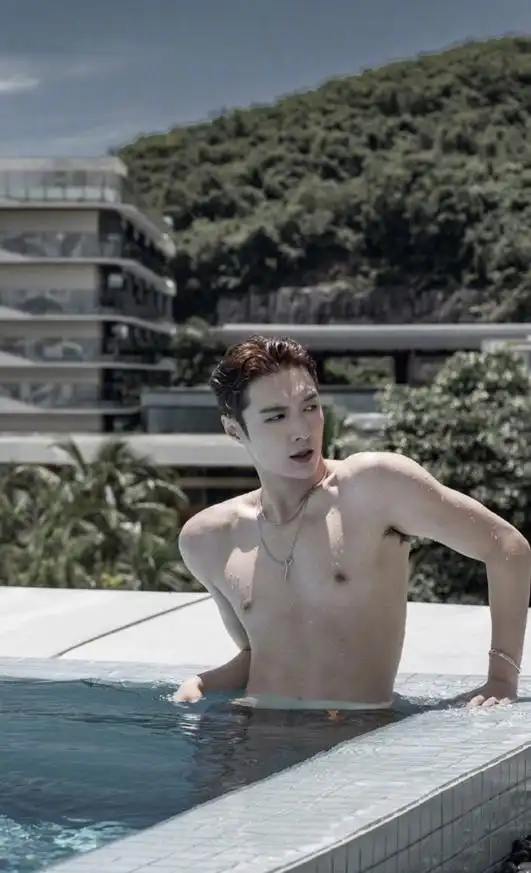 每个人的审美都不同,张艺兴这组照片只是向粉丝朋友们分享日常,大家也