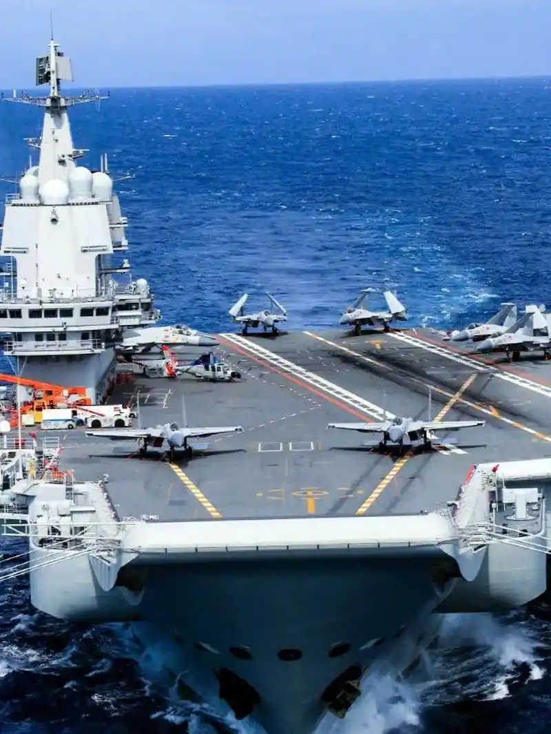 近日,我们国家山东舰航母编队穿越台湾海峡画面首次公开,在穿越期间