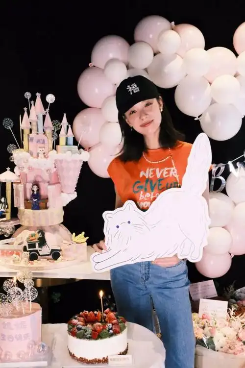 自在舒适倪妮戴棒球帽穿休闲装庆祝生日