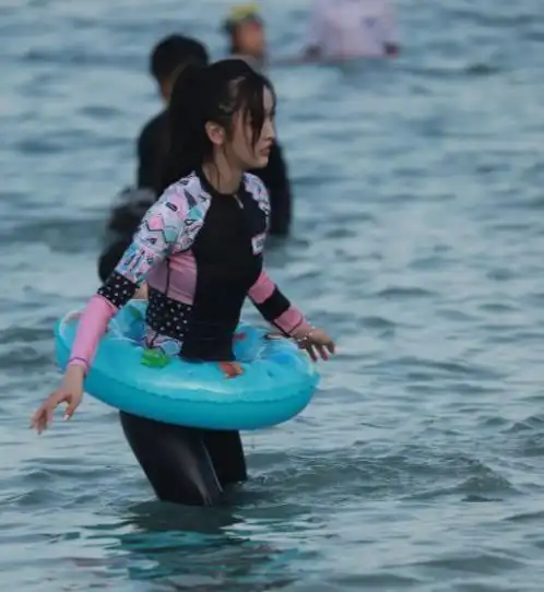 其实这对于女生来说就是一个挑战,而且吴宣仪又不懂得如何游泳