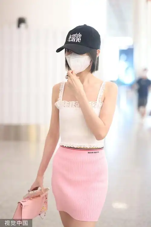 组图:毛晓彤粉白色系穿搭现身机场 清凉造型尽显好身材
