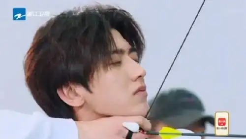 正文  @蔡徐坤 射箭一下命中十环,三发三中!