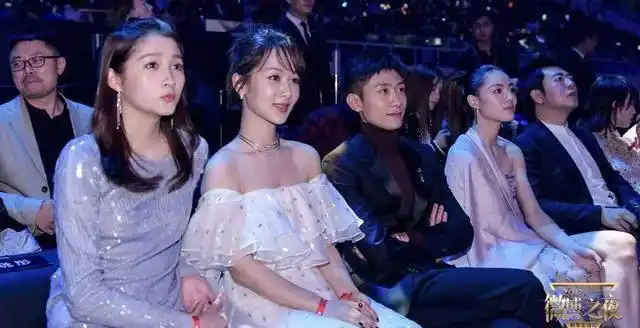 同台比美angelababy性感深v关晓彤没修图像大妈吴昕显老态