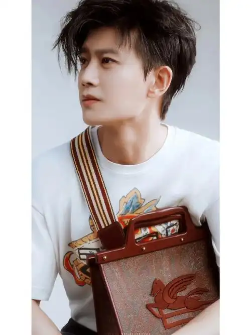 来一组壁纸!就是这么帅#任嘉伦#终于找到满意的一组