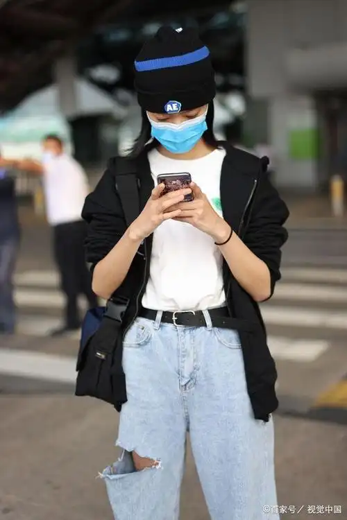 庄达菲黑色毛衣开衫配蓝色牛仔裤造型清爽戴毛线帽乖巧可爱