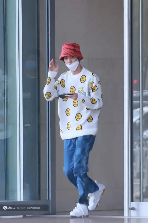 街拍黄明昊笑脸卫衣牛仔裤运动鞋红色渔夫帽阳光帅气