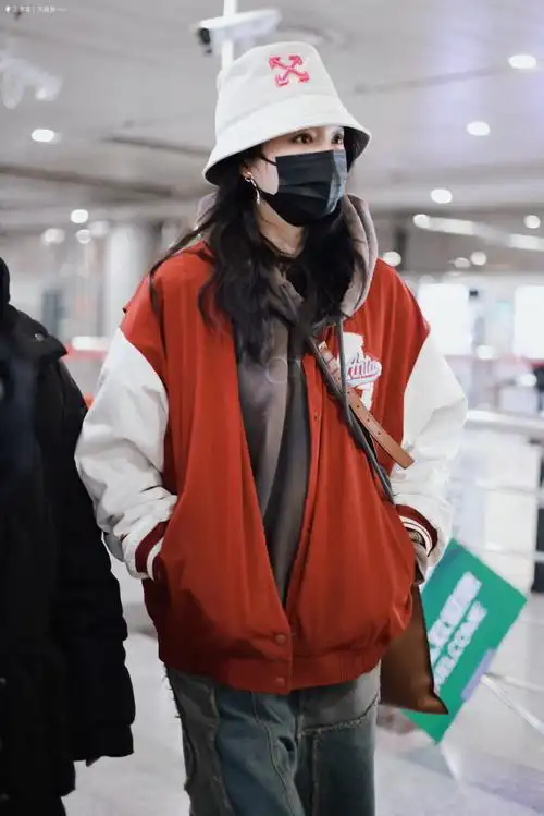 关晓彤 下班跑得快已到机场