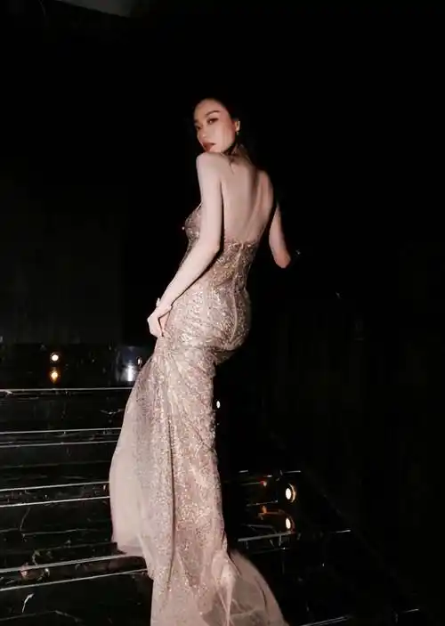 倪妮上影节红毯再封神,吊带金裙如梦似幻,极致身材是尤物,绝美_金色