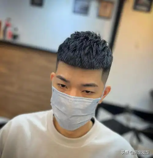 圆脸男生适合的发型(圆脸的男士留什么发型最好看)_酷知识