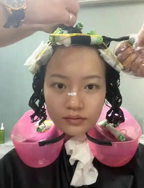 烫发过程一步步走向惊喜羊毛卷