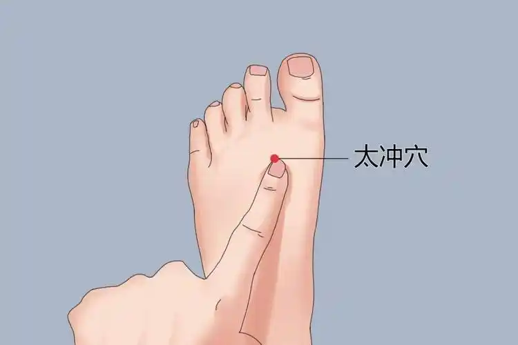 错的效果平时在家就可以做,不过需要先洗脚哦第二个:推腰双腿张开站立