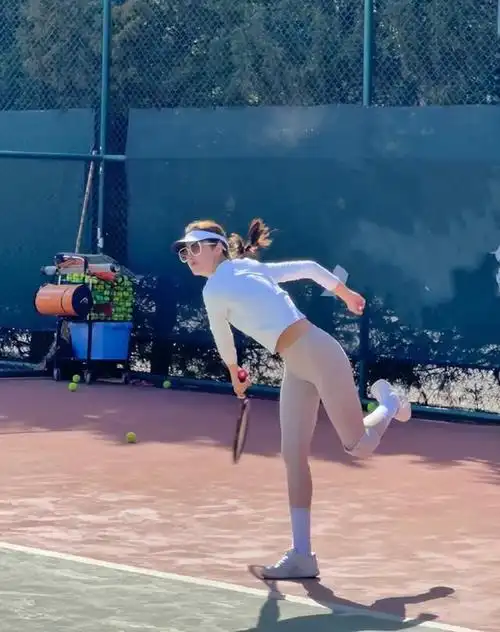 杨采钰在海边放飞自我穿比基尼秀出火辣身材皮肤晒黑姿态性感