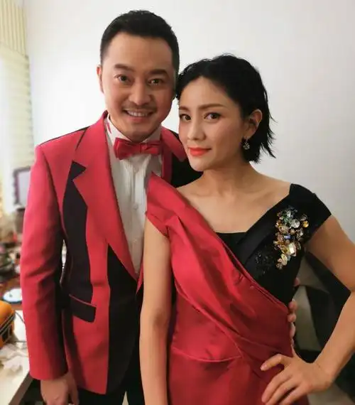 胡可首次回应和黄晓明的"恋情":一张照片随便编!