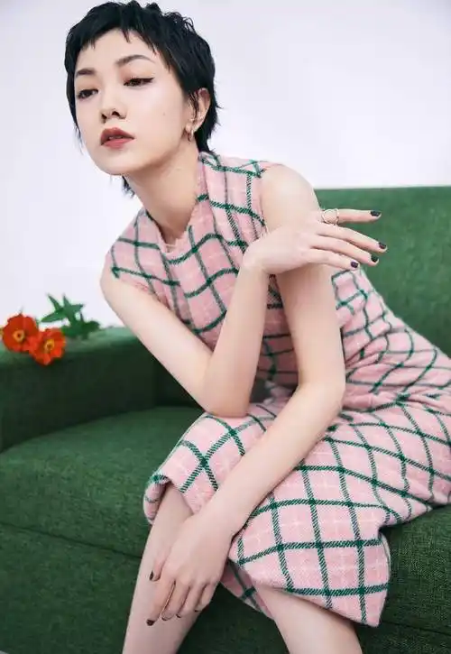 郭采洁仗着身材纤细,穿无袖裙大胆挑战直筒款,美出了新境界_设计_女性