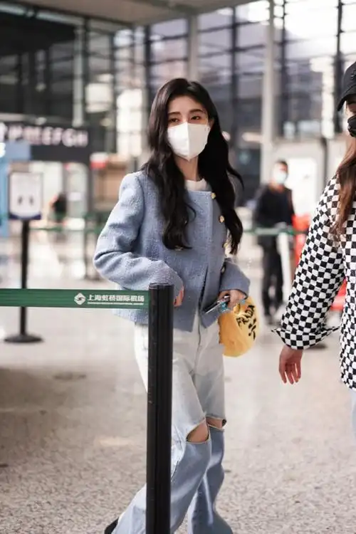 还是年轻人不怕冷鞠婧祎大冬天穿破洞牛仔裤真够时髦