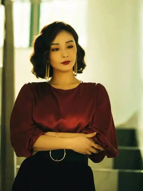 秦岚的烫发,草率了……_卷发_短发_脸型