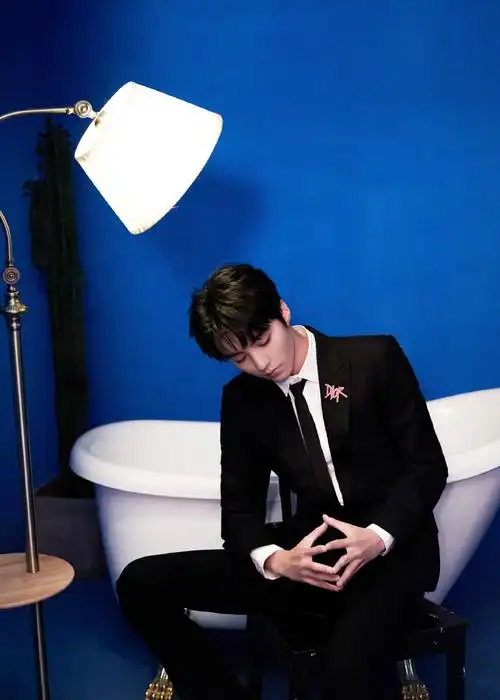 王俊凯西装革履的dior少年,黑领带白衬衫,一副金丝眼镜