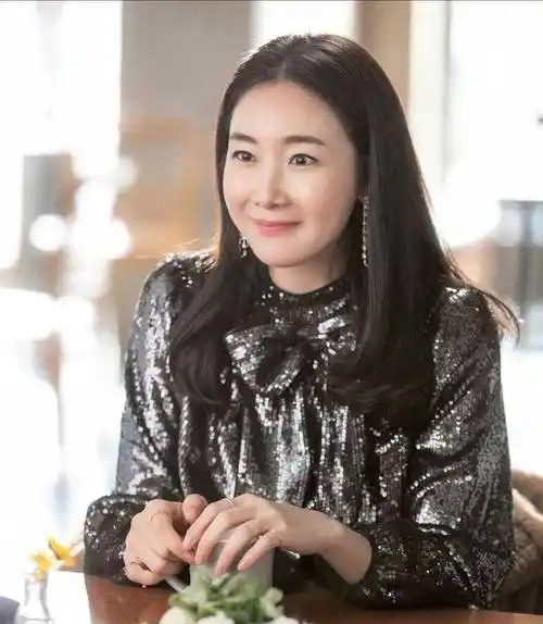 原创崔智友很有贵妇气质范白色时尚上衣搭无袖背带裙高贵优雅