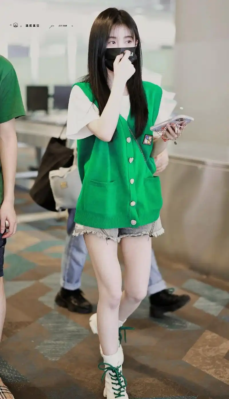 鞠婧祎解锁迭加式穿搭:针织衫 小短袖,少女袜配小奶靴更加甜美