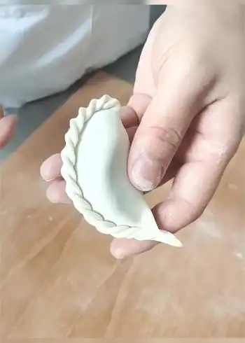 手把手教你捏花边饺子,不会包饺子的快点记住了,回家大露一手