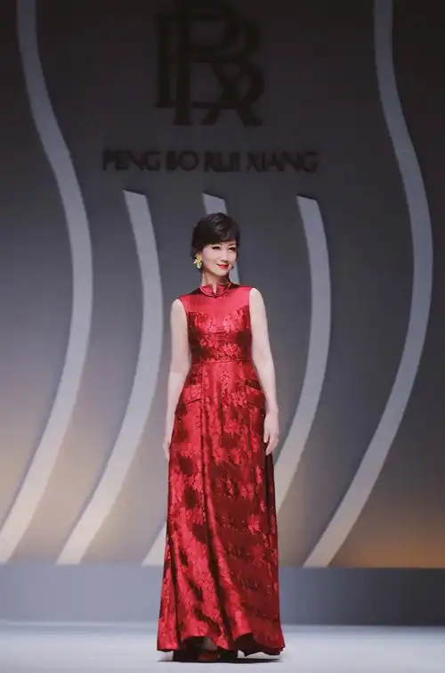 原创65岁赵雅芝登台走秀一袭中国红旗袍惊艳众人奶奶辈的一股清流