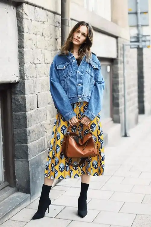 不少女生很喜欢牛仔外套 缎面裙,飘逸顺滑的缎面与粗粝感的牛仔软硬