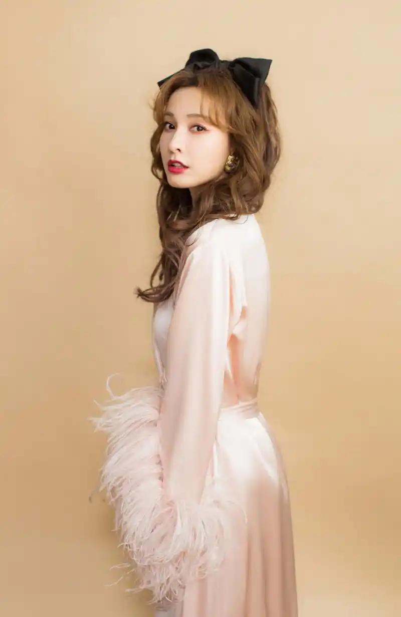 吴昕复古宫廷风写真图片29