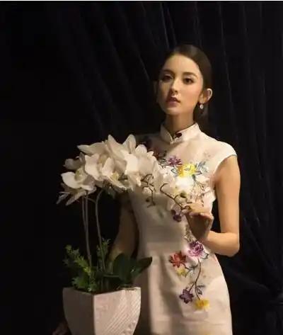 穿旗袍配什么发型,呈现出清纯妩媚优雅的气质,让你美过整个夏天