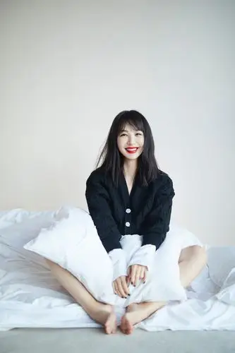 李菲儿晒绝美写真 烈焰大红唇魅惑撩人