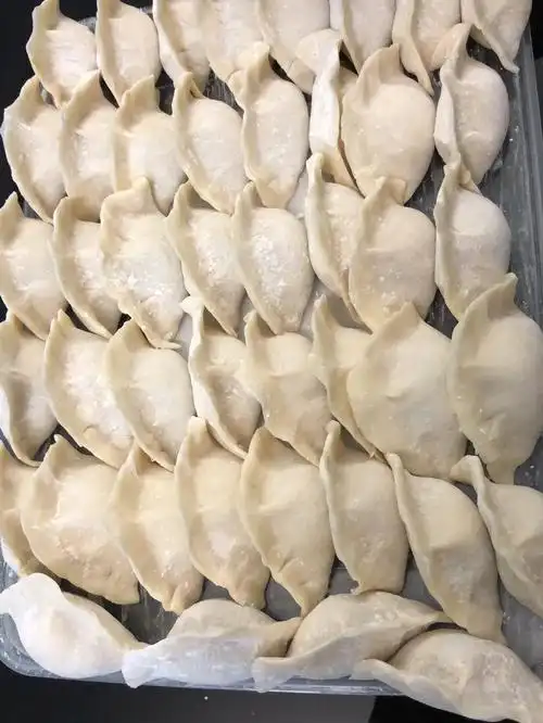 买了4斤大白菜用盐一杀水就只剩一小撮了,所以饺子馅看着全是肉.