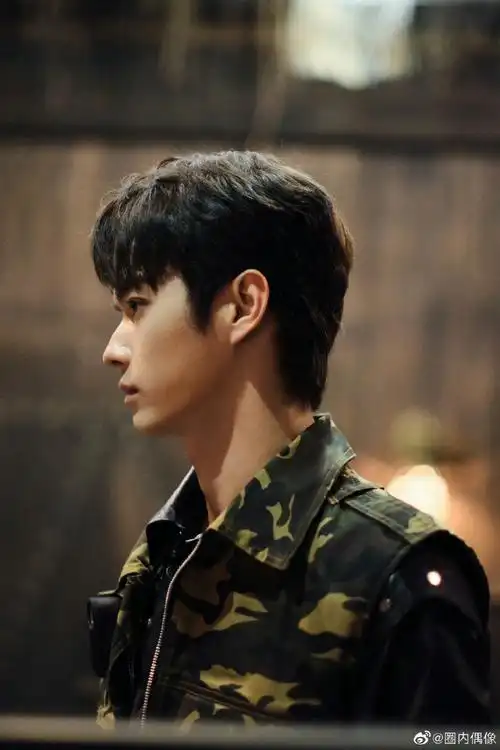 彼岸花#许凯密室大逃脱最新剧照,头上有蓝色彼岸花,帅气中带着可爱