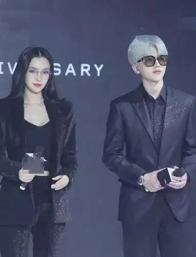 节目中蔡徐坤展现出了十分绅士的一面,帮baby拎裙角等等,尽显绅士风度